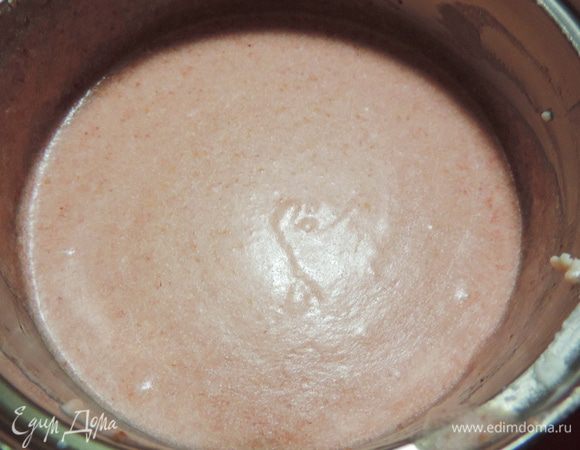 Аккуратно перемешиваем до однородности. Заливаем суфле на заготовку с творожным суфле (она была в холодильнике, помните?)