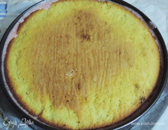 Накрываем последним пластом бисквита, убираем в холодильник минимум на два часа (в морозилку на полчаса).