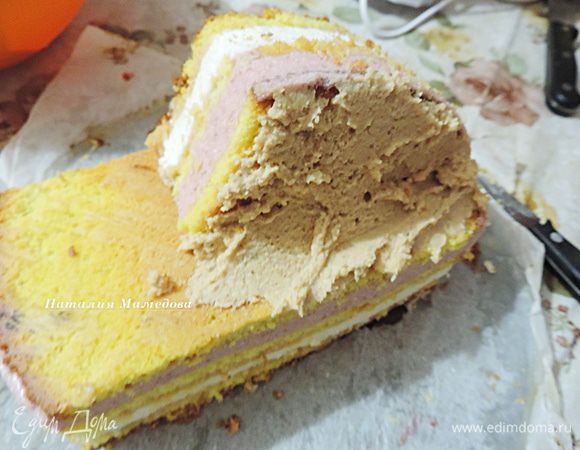 На основу ставим половину кабины, снова промазываем стык клейкой массой и ставим вторую часть кабины.