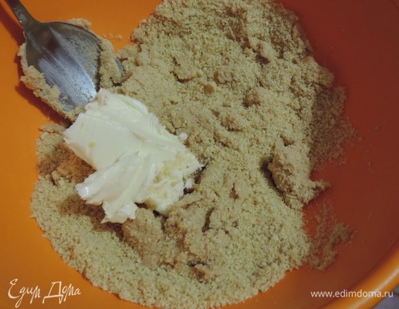 Теперь нам надо покрыть всю машинку массой типа пирожного "картошка", чтобы сгладить все неровности и стыки.
Печенье я измельчила в крошку в блендере, можно взять скалку и полиэтиленовый пакет.
Затем к крошке добавляем сливочное масло и сгущенку. Их количество факультативно, я указала, сколько использовала масла, сгущенки добавьте примерно ложку, полторы. Ориентируйтесь по ситуации. Масса должна получится не слишком сухой, хорошо лепится, но не быть слишком влажной.