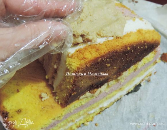 Надеваем одноразовые перчатки, так не только гигиеничнее, но и удобнее работать. К рукам масса липнет, а к перчаткам нет. Тонким слоем покрываем бока машинки "картофельной" массой.