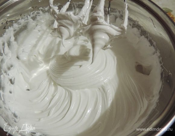 Для финального покрытия приготовим белковый заварной крем из указанных ингредиентов. Очень подробное описание и пошаговые фото этого процесса читаем здесь http://www.edimdoma.ru/retsepty/71339-novogodniy-tort-zimnyaya-skazka
