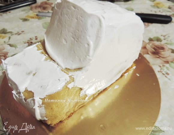 Белым кремом обмазываем машинку в местах, где будут окна и фары.