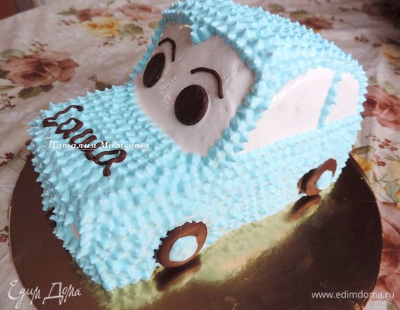 Оставшийся крем подкрашиваем в выбранный цвет (у меня голубой), перекладываем в кондитерский мешок с круглой насадкой или насадкой "звездочка".
Приклеиваем к машинке колеса на крем и далее начинаем отсаживать крем, формируя капельки. Мы должны их отсаживать очень близко друг к другу, чтобы не было видно просвета между ними. Заранее наметьте, где будут окна, фары и их форму.
При желании можно растопленным шоколадом нарисовать машинке глазки, бровки, ротик, нанести нужные надписи.