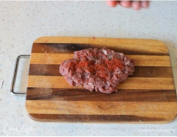 Рубим фарш из говядины, солим, перчим и приправляем молотым кориандром и паприкой.