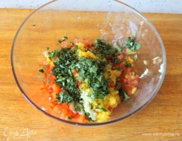 Делаем манговую сальсу. Мелко режем сладкий перец, кинзу и манго. Чеснок давим в пюре. С помидор снимаем кожу и мелко нарезаем. Все ингредиенты смешиваем и добавляем сок половины лайма. Манговая сальса у нас есть!)