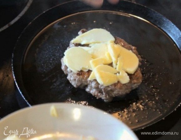 Формируем котлету на бургер и обжариваем с обеих сторон. В конце обжарки поверх котлеты кладем козий сыр, чтобы он подплавился.