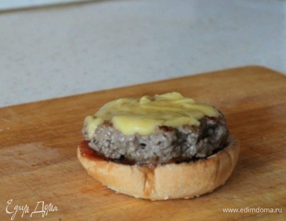 Собираем бургер. Обжариваем булку. Намазываем соус Барбекю. Кладем котлету с расплавленным сыром.