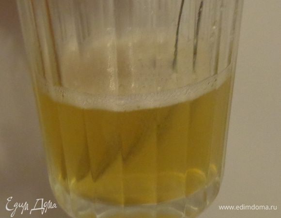 Перед сборкой торта сварить крем.
Замочить желатин в воде. Дать ему набухнуть. Растопить на водяной бане.