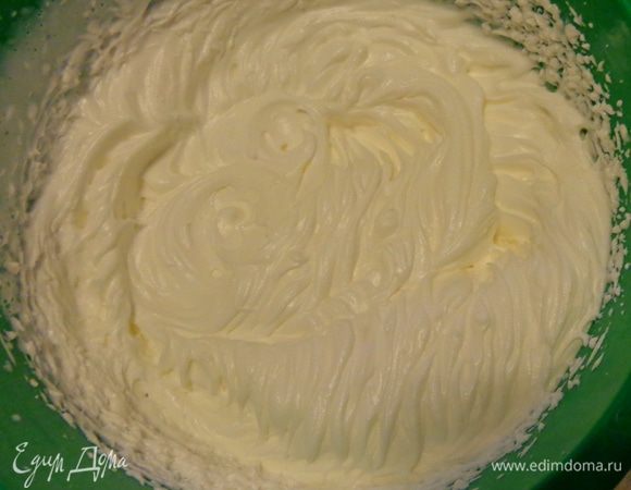 В миске взбить желтки и, постоянно помешивая, влить в них горячую карамель. Поставить миску на огонь и нагреть до 70 градусов. Снять с огня и взбивать миксером пока смесь на остынет. В чуть теплую смесь ввести растопленный шоколад и взбивать еще минутку. В конце ввести желатин. Отдельно взбить 600 мл жирных сливок и постепенно вмешать их в крем. Крем готов.