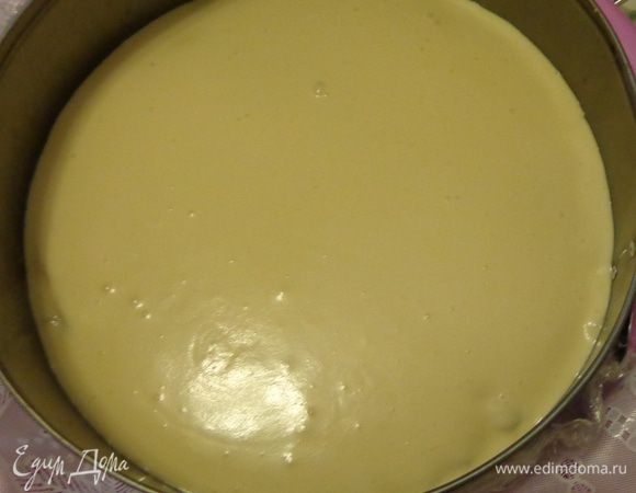 Сборка: большой бисквит разрезать на 3 пласта. Пропитать апельсиновым сиропом. В разъемной форме уложить поочередно пласты бисквита, обильно промазанные кремом. Поставить в холодильник как минимум на 1 час после каждого пласта. С маленьким бисквитом поступить точно так же, но собирать его прямо на большом. Охлаждать весь торт часа 3.