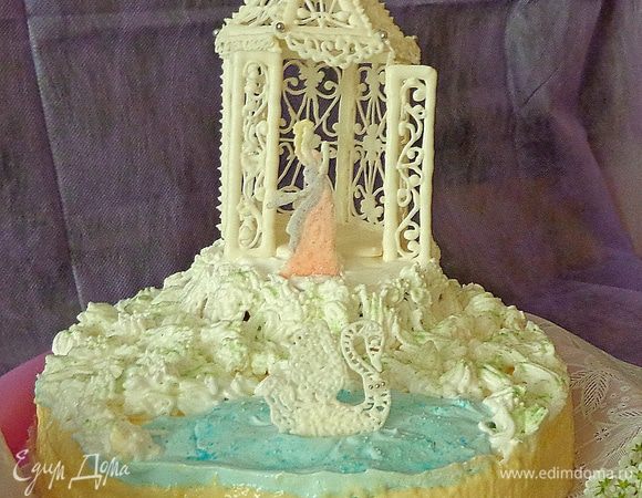 Белковой массой покрыть поверхность торта. Это надо сделать для того, чтобы айсинг не растаял на сливочном креме. Только после этого установить все детали из айсинга. 