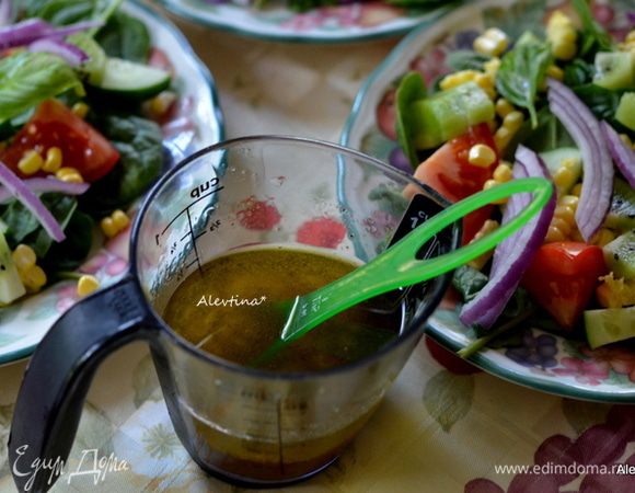 Приготовим заправку, смешав все ингредиенты для нее. Чеснок мелко порубим. 