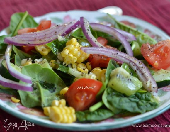 Подаем к столу салат, заправляем готовой заправкой со вкусом лайма.