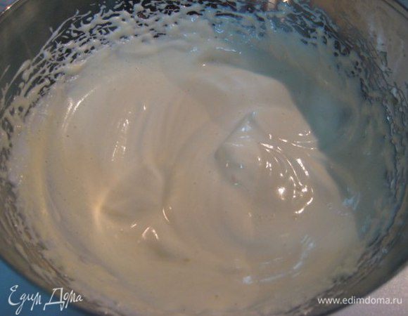 Бисквит: духовку разогреть до 190°С. Противень выстелить пергаментом, смазанным сливочным маслом. 
Белки взбить до плотных пиков, постепенно добавляя сахар. Добавить желтки и еще раз взбить.