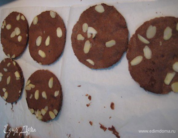 Вырезать 6 кругов, диаметром чуть больше, чем будет муссовая часть пирожных.