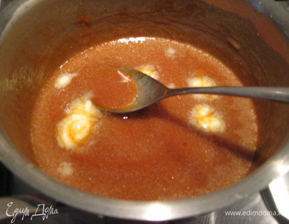 Соленая карамель.
В кастрюле с толстым дном растопить 50 грамм сахара, как только он расплавится, всыпать оставшуюся часть сахара. Не мешать! Можно слегка поворачивать кастрюлю. Сливки довести до кипения. Как только сахар станет золотистого цвета, влить сливки и энергично размешать. Снять с огня, добавить сливочное масло комнатной температуры. Поставить карамель снова на огонь и довести до 115-120°С. Всыпать маленькую щепотку морской соли, перемешать.