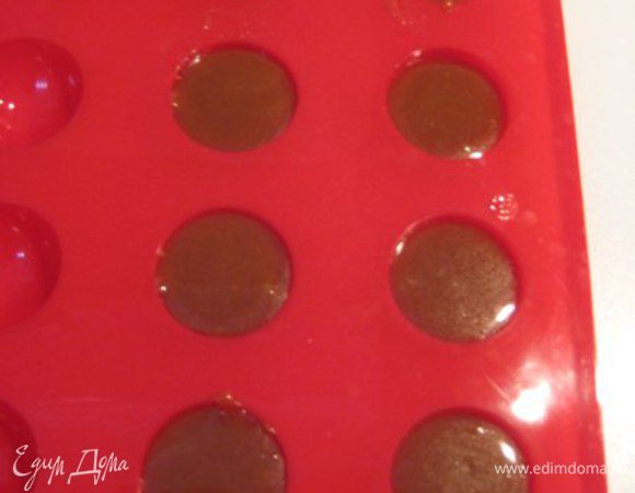 Готовую карамель перелить в маленькие формочки полусферы, остудить, убрать в морозилку.