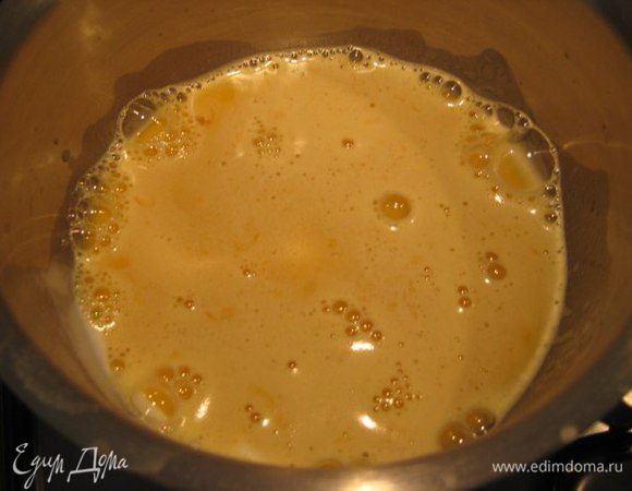 Шоколадный мусс: желатин замочить в холодной воде, желтки растереть с сахаром, молоко довести до кипения, тонкой струйкой ввести в желтки. Размешать, перелить все обратно в ковшик, довести до 83°С, постоянно помешивая, процедить через ситечко. 