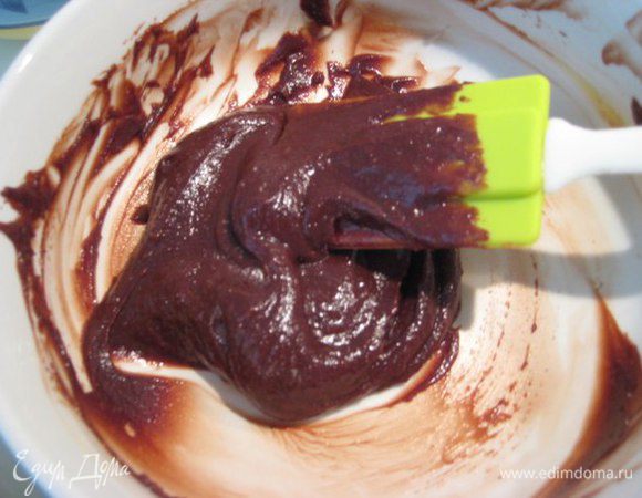 Горячий заварной крем вылить на поломанный на дольки шоколад, хорошо размешать, ввести отжатый желатин, перемешать.