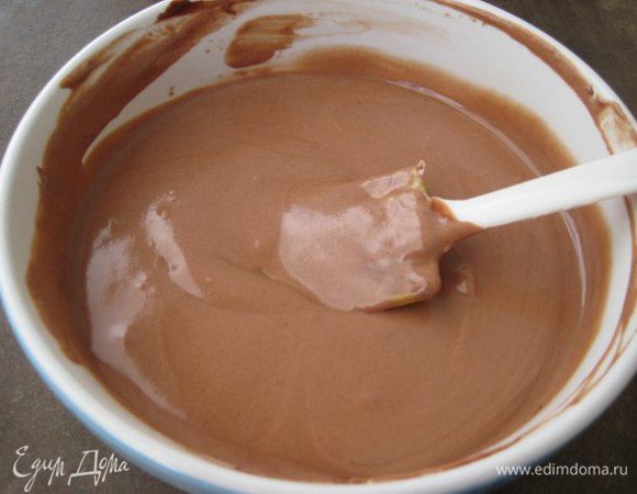 Частями ввести в мусс полувзбитые сливки, перемешать.