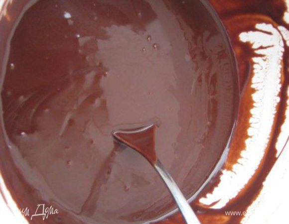 Глазурь: желатин замочить в холодной воде, молоко и сироп глюкозы довести до кипения. Залить шоколад, перемешать, добавить отжатый желатин, хорошо размешать, пробить погружным блендером. Глазурь убрать на ночь в холодильник. Рабочая температура 30-35°С.