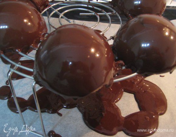 Залить оставшимся муссом до верха. Поставить в морозилку на ночь. Застывший мусс освободить из форм, залить глазурью.