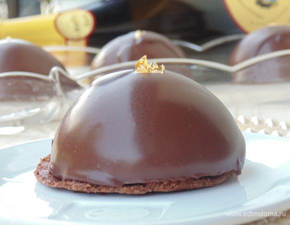 Уложить на бисквит. Украсить по желанию.