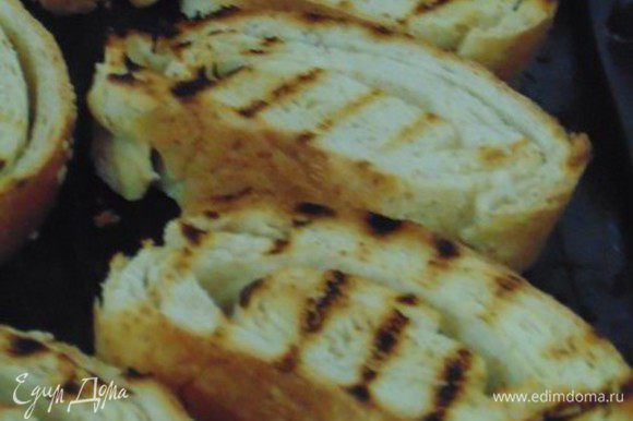 Ломтики багета подрумянить на сковороде-гриль (в духовке, на решетке, в тостере).