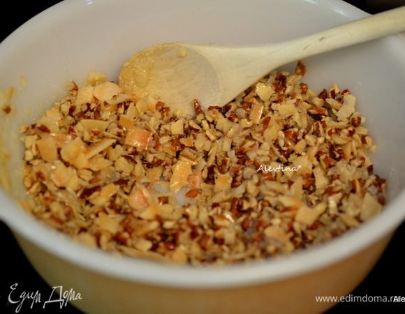 Приготовим начинку: орехи можно любые, порубить мелко, добавить кокосовую стружку (у меня крупная), растопленное масло, сахар, перемешать.