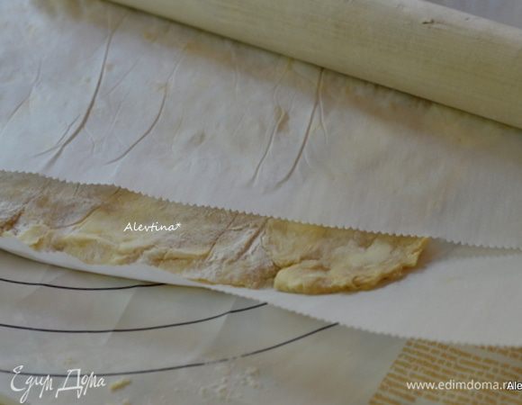 Достанем тесто из холодильника, оно будет комковатым. Разделим на три части. Каждую часть раскатываем не тонко, припылив мукой, чтобы не прилипало к скалке, и можно использовать бумагу для выпечки сверху и снизу.