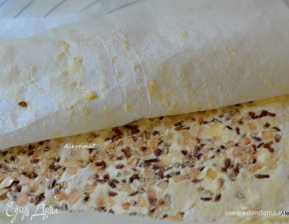 На каждую часть выложить начинки, слегка пройтись скалкой.