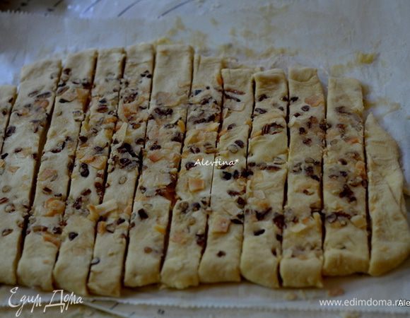 Разрежем на полоски на глаз. Духовку разогреть до 180С.