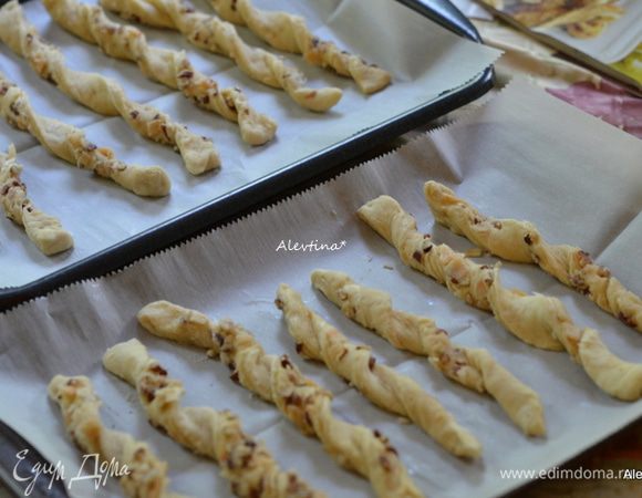 На противни выложим бумагу для выпечки. Скручиваем полоски с 2х сторон снизу и сверху и выкладываем на противни на расстоянии друг от друга. У меня вышло 6 противней, запекала в несколько смен. Выпекаем в горячей духовке по 15-18 мин или до золотистого цвета. Перекладываем на решетку для остывания.