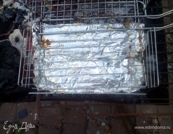 И жарим на решетке над углями минут 15. 