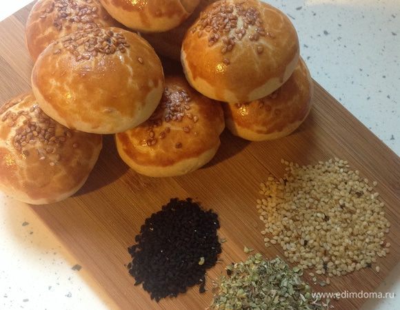 Уточню сразу про начинку. 
Она может быть любая, вплоть до оставшегося с ужина пюре с сосисками, а также:
сыр любой + петрушка
сыр брынза + шпинат
сыр домашний + творог + петрушка
сыр любой + пюре картофельное + черный перец
фарш мясной + специи + петрушка.