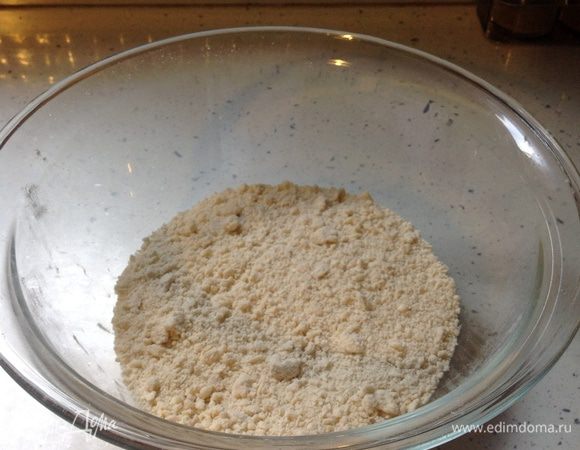 Приготовим тесто. Маргарин мягкий комнатной температуры растереть в глубокой миске с мукой (1-1,5 стакана). Получится жирная крошка. 