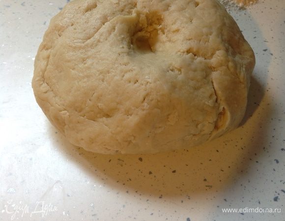 Добавить сметану, кефир, яичные белки, растительное масло, соль. Небольшое количество муки соединить с разрыхлителем и высыпать в миску. Размешать. Выложить на посыпанный мукой стол и замесить тесто, постепенно добавляя муку. После каждой порции муки тесто нужно хорошо вымесить. 
На фото показано, какой структуры тесто во время замеса. След от легкого нажатия пальцем остается глубоким. 