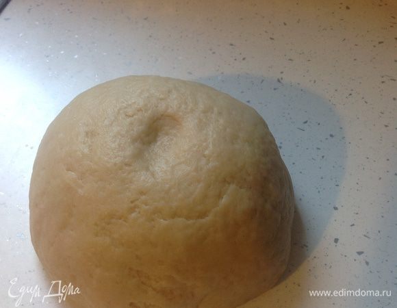 Довести тесто до такого состояния, когда оно будет таким же мягким и эластичным "как мочка уха" (такое выражение есть у турецких кондитеров о готовности теста), но не сделать его крутым.
На этом фото видно, что тесто стало более гладким, а след от легкого нажатия пальцем почти не остался (тесто как бы "пружинит" от пальца).
Готовое тесто не будет прилипать к рукам. Скатать его в шар, обсыпать мукой, оставить на столе, накрыв пленкой или миской примерно на 15 минут. 
