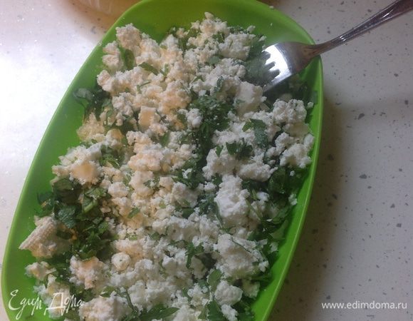 Пока тесто отдыхает, можно заняться начинкой. 
** Для сырной начинки. Любой сычужный сыр натереть на крупной терке или просто размять вилкой в глубокой тарелке, добавить нарезанную петрушку или другую зелень. Твердый сыр натереть на крупной терке и тоже смешать с любой зеленью или красным перцем хлопьями. 
** Если вы не очень любите пикантный сырный вкус, то в этом случае можно смешать измельченный сыр с размятым отварным картофелем в равных пропорциях. В этом случае вкус начинки будет нежнее.
** Для мясной начинки. На сковороде слегка обжарить мелко порезанную луковицу в небольшом количестве любого масла. Выложить мясной фарш (примерно грамм 300). Жарить помешивая, пока фарш не станет светлым. Добавить соль, черный молотый перец, любые другие приправы на ваш вкус. Обжарить еще минут 10 на среднем огне до мягкости. В конце добавить мелко порезанную петрушку или другую зелень. Остудить до комнатной температуры. 