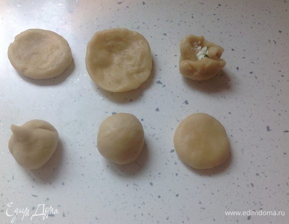 Далее растянуть слегка лепешку в разные стороны, поднимая немного края. Получится форма глубокого блюдца, но только маленькая.
В это углубление положить примерно 0,5 ст.ложки начинки. Защипать края к середине, стараясь не сильно надавливать на само изделие, как бы оставляя внутри пространство. Перевернуть поачу швом вниз и еще раз хорошо скатать в руках. Формируем булочку круглой или овальной формы, слегка приплюснув. Разделку теста удобнее производить в ладонях, а не на столе. Таким образом внутри получится начинка с небольшим количеством воздуха. 
Также можно приготовить булочки без начинки. В этом случае следует просто скатать шарик из теста и слегка приплюснуть.
** На этом этапе приготовления можно либо сразу выпекать, либо сделать заморозку из полуфабриката. Во втором случае выложить булочки на ровную, обсыпанную мукой поверхность и поместить в морозильную камеру. Через несколько часов, когда булочки тщательно заморозятся, их нужно переложить в пакет и плотно закрыть. Хранить в морозильной камере можно 1-2 месяца без потери изначального вкуса. 