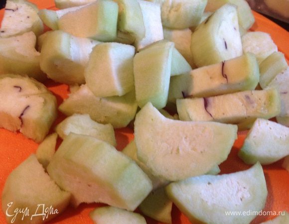 Баклажаны очистите от кожуры и порежьте полукольцами.