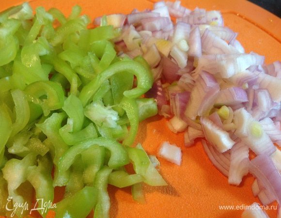 У болгарского перца удалите семена и порежьте тонкими полосками. Лук очистите и мелко нарежьте.