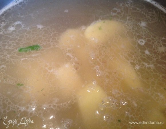 Выложите в бульон картофель и варите около 5-7 минут...