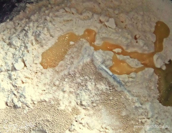 Тесто можно замешать вручную, а можно насыпать составляющие в хлебопечку.