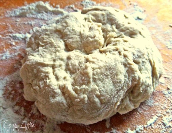 Моя программа замеса теста была с расстойкой, что заняло это 1 час 20 минут. Вынимаем тесто на присыпанную мукой доску.