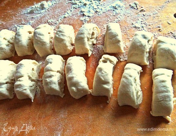 Делим тесто на две колбаски, катаем каждую и разрежем на кусочки как на ленивые вареники, например.