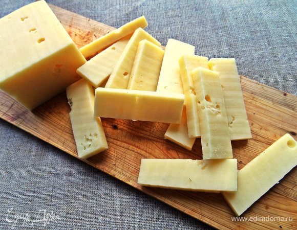 Сыр заранее разрезать на небольшие брусочки.