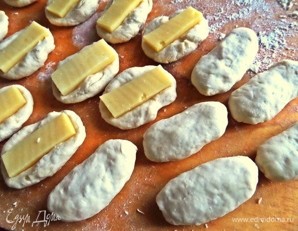 Тщательно спрятать начинку в "пирожок", защипать шов пару раз.