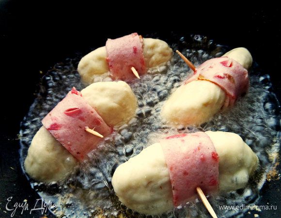 Разогреть растительное масло и опускать партиями пирожки, стараясь не теснить, иначе будут цепляться за зубочистки.